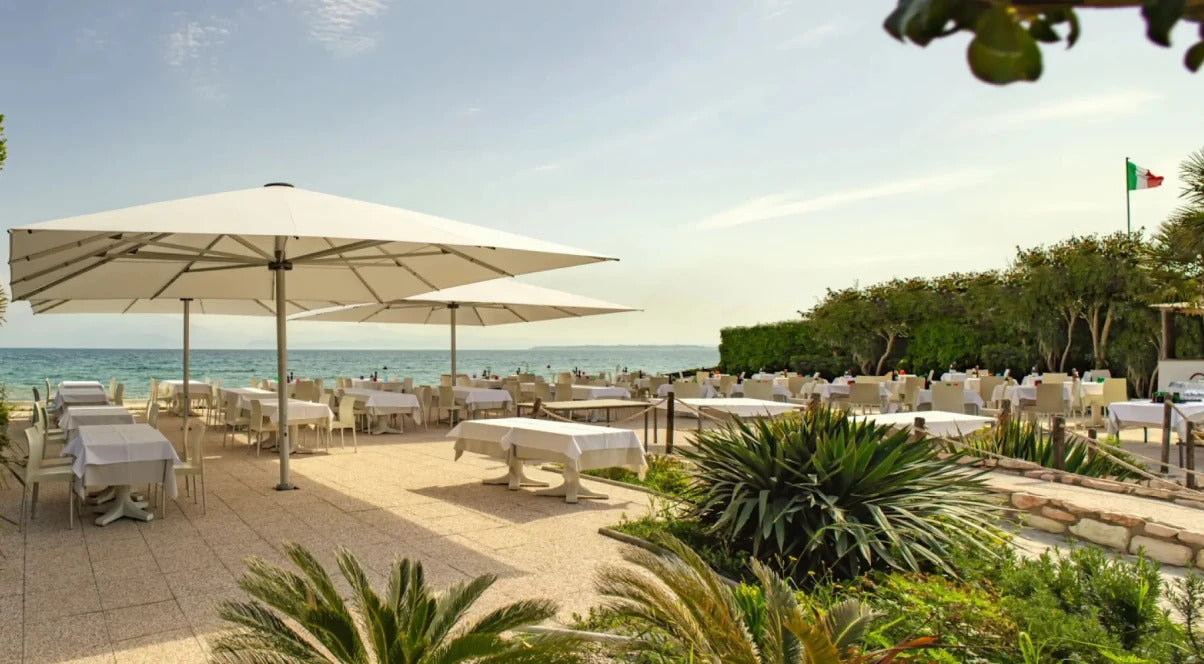 Wat is een horeca parasol? Ontdek alle voordelen van een horeca parasol!